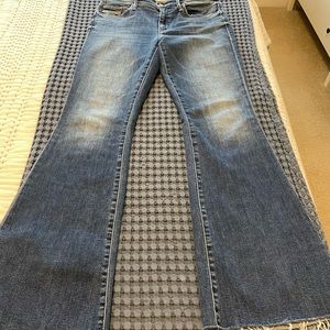 Mother ‘The Weekender Fray’ stretch denim jeans. Original retail $228